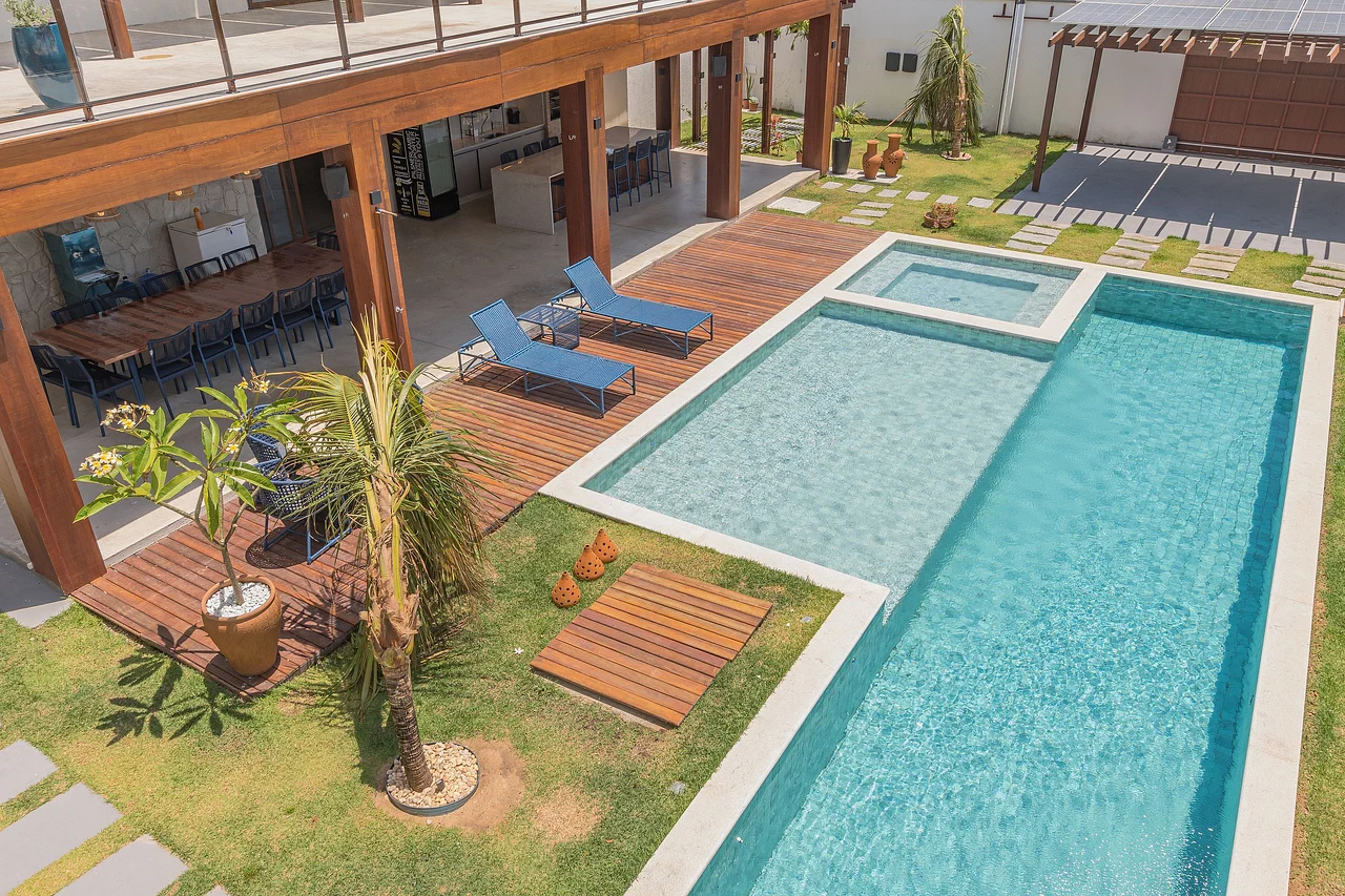 Casa contemporânea com piscina e área externa