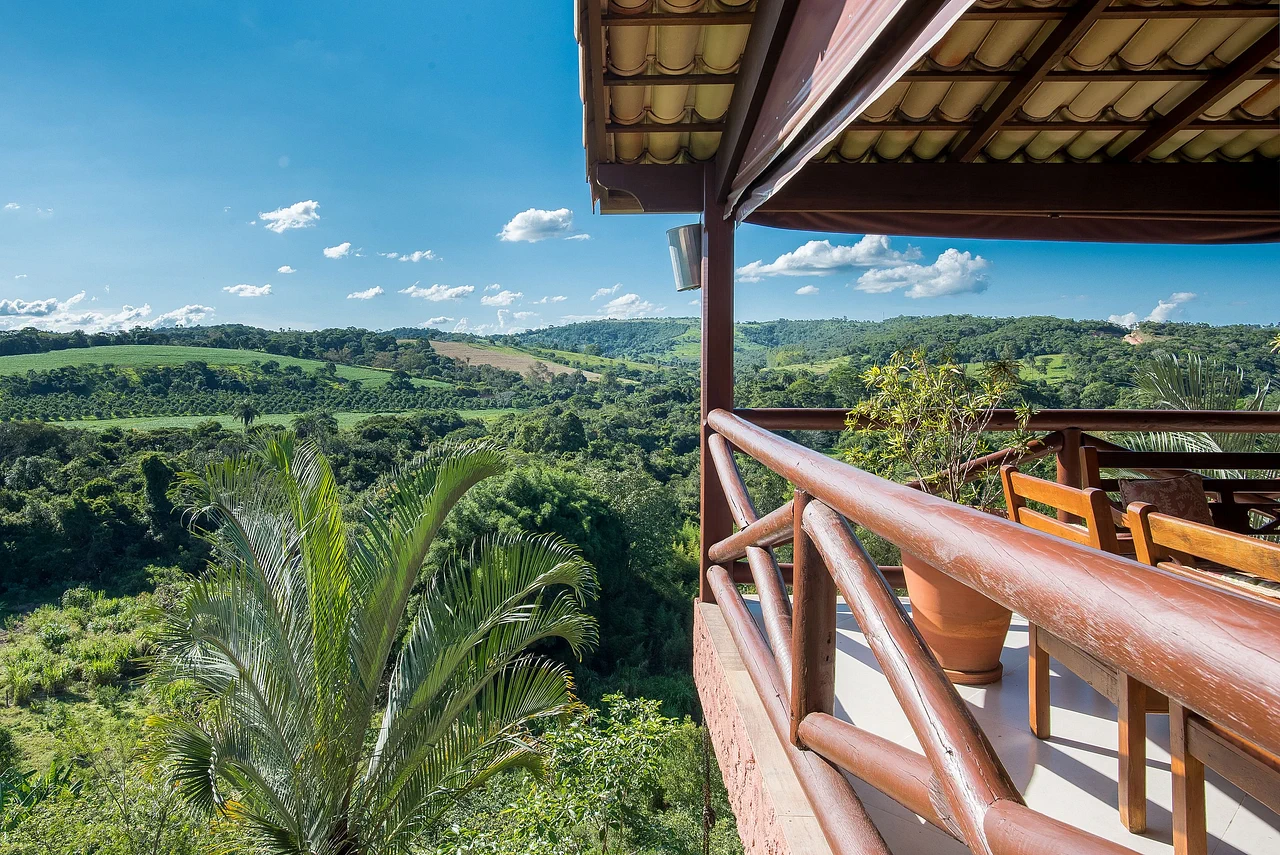 Casa de campo cercada por vegetação